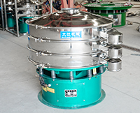 旋振篩多采用立式振動(dòng)電機(jī)作為激振來(lái)源，利用偏心塊的夾角的不同實(shí)現(xiàn)物料在篩網(wǎng)上運(yùn)動(dòng)的軌跡調(diào)整。