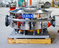 直排篩可分為單雙振動(dòng)源兩種，但其電機(jī)是懸掛在振動(dòng)篩框的外側(cè)，振動(dòng)理相對(duì)比較大。